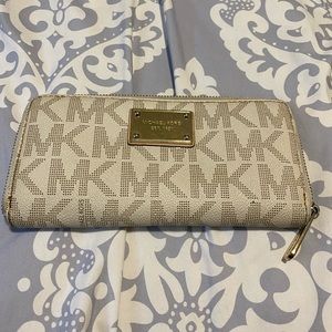 Michael khors wallet